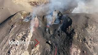 Stromboli il drone quotdentroquot la Sciara del Fuoco [upl. by Siramed]