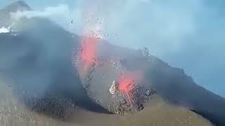 Stromboli il vulcano erutta lo spettacolo alle Eolie [upl. by Maitund]