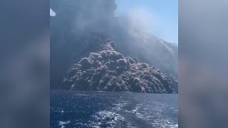 Nuova eruzione Stromboli lenorme nube nera avanza sul mare la fuga della barca [upl. by Noyad]